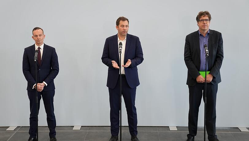 Die Stunde der Generäle: Lars Klingbeil (M.) mit seinen Amtskollegen Volker Wissing (l.) und Michael Kellner (Grüne). Die Stunde der Generäle: Lars Klingbeil (M.) mit seinen Amtskollegen Volker Wissing (l.) und Michael Kellner (Grüne).