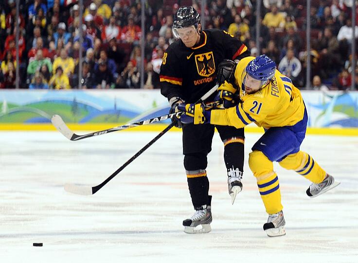 Der schwedische Eishockey-Superstar Peter Forsberg (hier gegen den Deutschen Jakub Ficenec).Er war zwei Olympiasieger, zwei Mal Weltmeister und holte zwei Mal den Stanley-Cup.