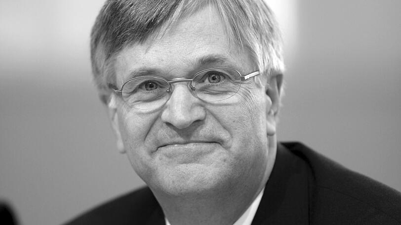 CDU-Politiker und Bundestagsvizepräsident Peter Hintze starb am 26. November 2016 im Alter von 66 Jahren an den Folgen einer Krebserkrankung.