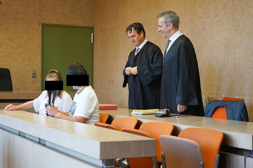 Rezepte erschlichen: Die Angeklagten mit ihren Anwälten Stefan Korn und Christian Gerber (r.) vor dem Münchner Amtsgericht.
