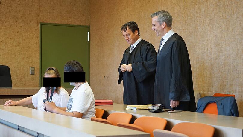 Rezepte erschlichen: Die Angeklagten mit ihren Anwälten Stefan Korn und Christian Gerber (r.) vor dem Münchner Amtsgericht. Rezepte erschlichen: Die Angeklagten mit ihren Anwälten Stefan Korn und Christian Gerber (r.) vor dem Münchner Amtsgericht.