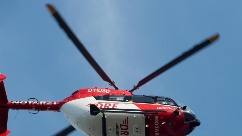 Ein Rettungshubschrauber fliegt über einen Flugplatz. Foto: Stefan Sauer/zb/dpa/Symbolbild Ein Rettungshubschrauber fliegt über einen Flugplatz. Foto: Stefan Sauer/zb/dpa/Symbolbild
