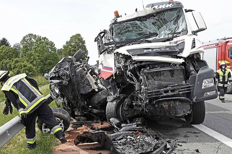 Die Bergungsarbeiten zogen sich in die Länge, weil letztlich neun Pkw (davon acht Neuwagen), ein Pkw-Anhänger, ein kompletter Sattelzug sowie ein Lkw-Anhänger abgeschleppt werden mussten. Zusätzlich luden die Einsatzkräfte noch reichlich Schotter um.
