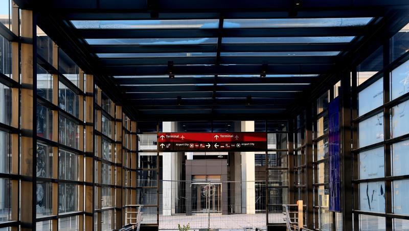Blick auf einen Eingang am Terminal des Hauptstadtflughafens Berlin Brandenburg Willy Brandt (BER). Blick auf einen Eingang am Terminal des Hauptstadtflughafens Berlin Brandenburg Willy Brandt (BER).