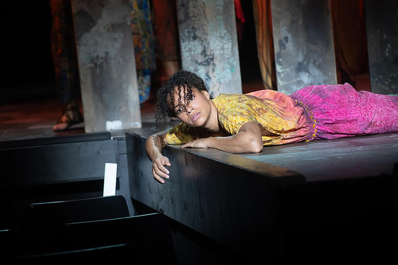 Naomi Simmonds, eine Absolventin des Studiengangs Musical der Bayerischen Theaterakademie, als junge Waris Dirie im Musical "Wüstenblume".