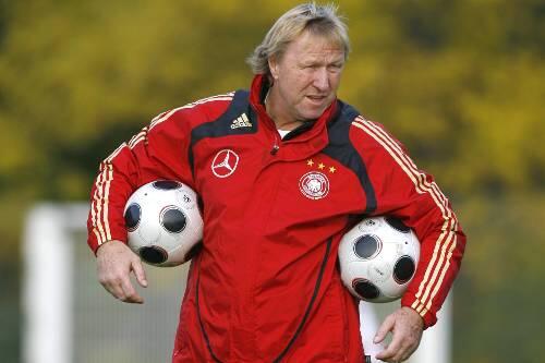 Bleibt der Herr der Bälle: Horst Hrubesch.