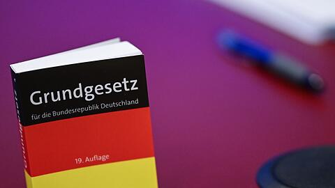 Das Grundgesetz in Miniatur-Ausgabe steht bei der Pressekonferenz zur AfD auf einem Tisch.