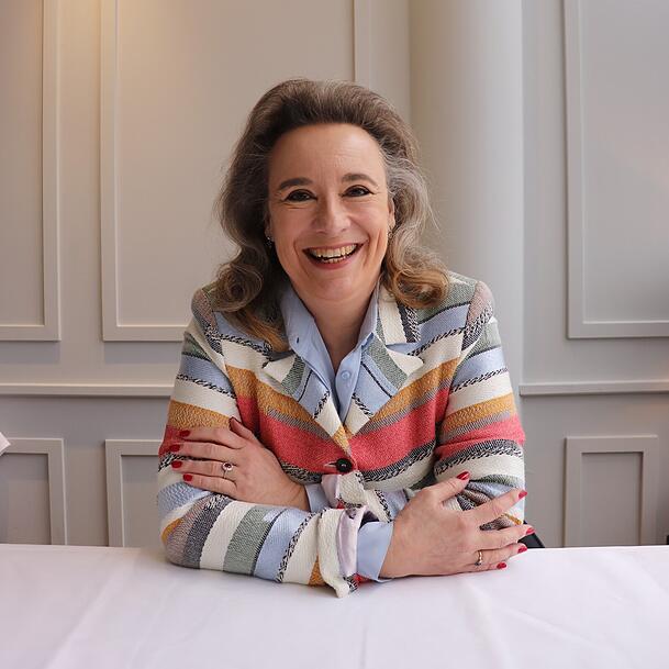 Catrin Bartenbach ist Etikette- und Adelsexpertin. In ihrem Podcast "Thronfolgen" informiert sie &uuml;ber die europ&auml;ischen K&ouml;nigsh&auml;user.