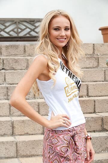 Miss Niederlande im entspannten Strand-Look.