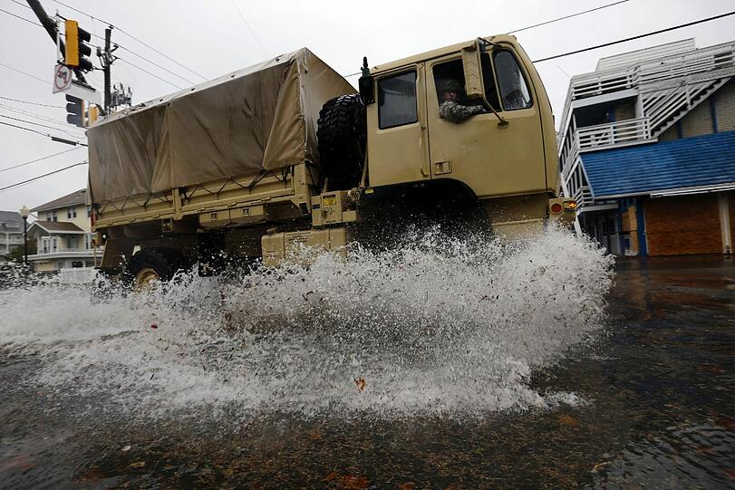 So heftig wütet Wirbelsturm "Sandy" an der Ostküste der USA: Häuser wurden überflutet, Bäume knickten um, es gab Tote und Verletzte. Die Bilder der Flutkatastrophe.