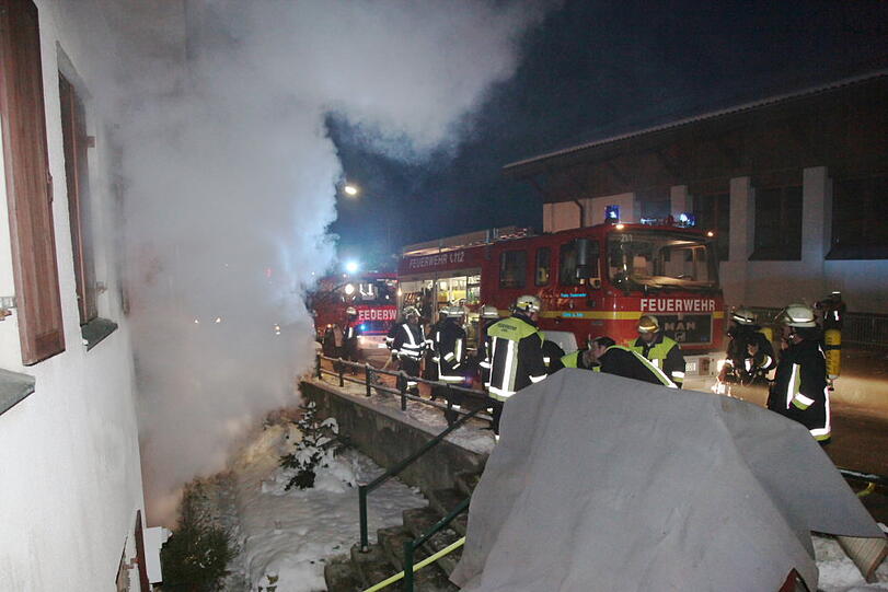 Brand in Gars im Landkreis Mühldorf am Inn: Kater "Samy" erleidet eine Rauchvergiftung. Die Feuerwehr rettet das leblose Tier aus einer brennenden Wohnung. Jetzt kümmert sich der Tierarzt um "Samy". Brand in Gars im Landkreis Mühldorf am Inn: Kater "Samy" erleidet eine Rauchvergiftung. Die Feuerwehr rettet das leblose Tier aus einer brennenden Wohnung. Jetzt kümmert sich der Tierarzt um "Samy".