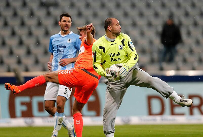 GABOR KIRALY: NOTE 3
Lange Zeit beschäftigungslos, in der 48. Minute dann mit einer Glanzparade gegen Mudrinski. Wieder ein super Rückhalt