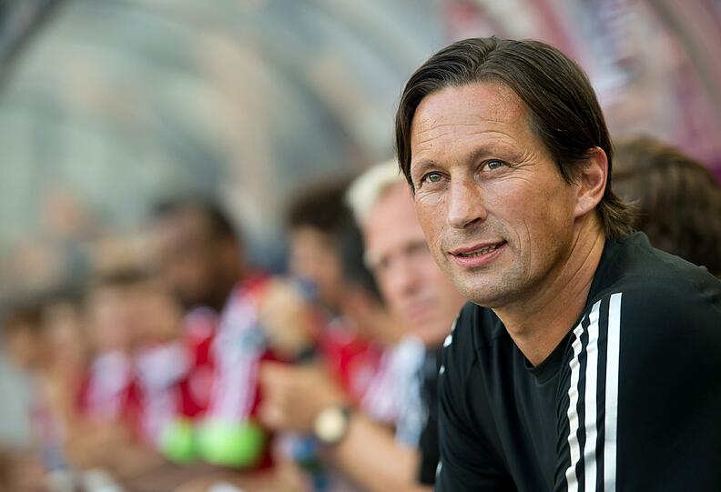 Roger Schmidt muss mit Leverkusen gegen Lazio Rom bestehen, um in die Gruppenphase zu kommen.