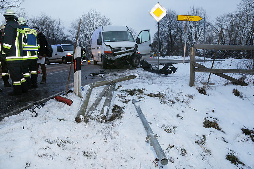Völlig demoliert blieb der Kleinstransporter auf der Kreuzung zurück. Der Toyota kam unterhalb der Böschung zum Stehen.