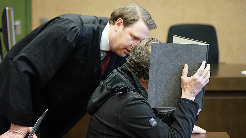 Hat er eine Patientin vergewaltigt? Pfleger Murat K. (mit seinem Verteidiger) vor Gericht.