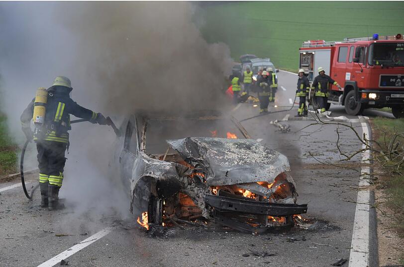 Eine Frau ist am Sonntagmittag mit ihrem Corsa gegen einen Baum gerast. Die Schwerverletzte konnte sich gerade noch befreien, ihr Fahrzeug brannte komplett aus.