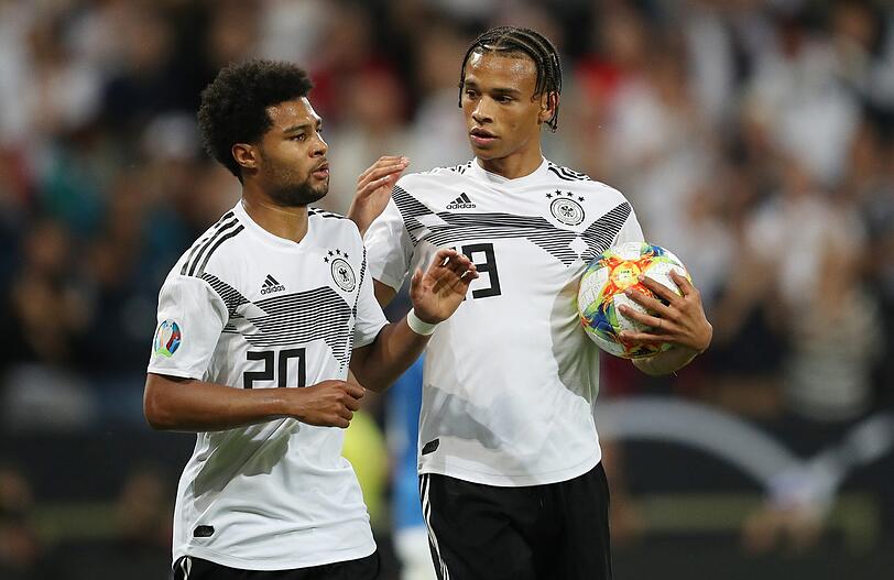 Serge Gnabry (l.) sollte beim FC Schalke Nachfolger von Leroy Sané werden.