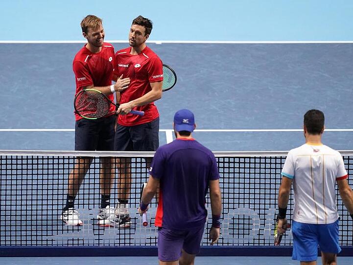 Kevin Krawietz (l) und Andreas Mies feiern ihren Auftakt-Sieg bei den ATP-Finals.