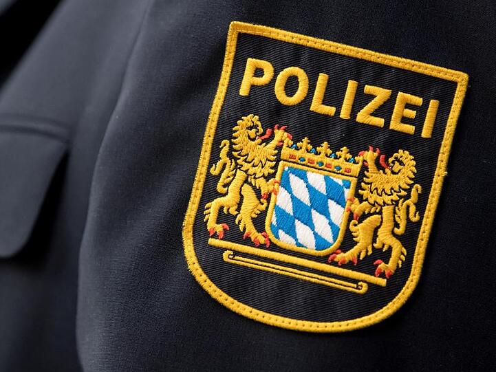 Das Wappen der bayerischen Polizei auf einer Uniform. Foto: Sven Hoppe/Archivbild