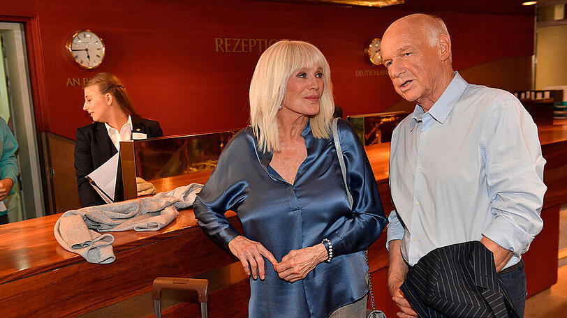"Das Traumschiff: Kapstadt", 26.12.: Linda Evans (Linda Evans) und Thomas Bremer (Dietrich Hollinderbäumer) stehen an der Rezeptionstheke des Schiffs und unterhalten sich.