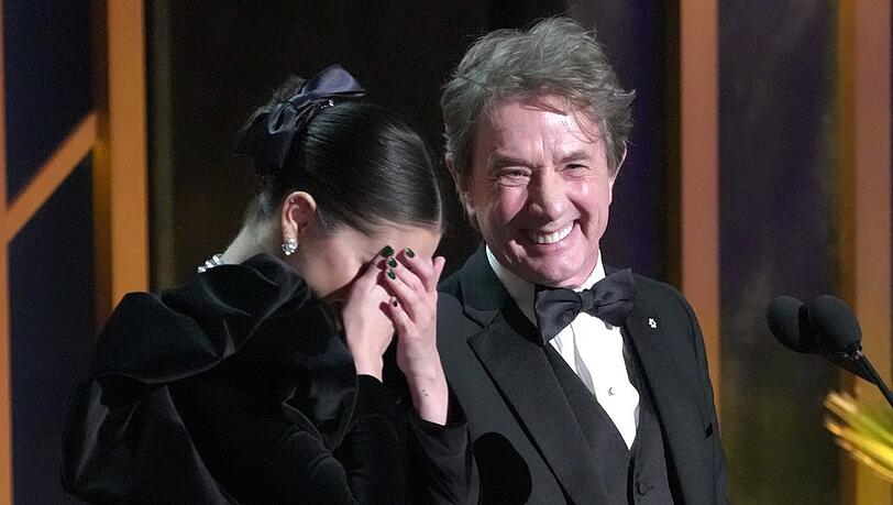 Selena Gomez kam barfuß auf die Bühne der SAG Awards, was nicht nur Martin Short amüsierte.