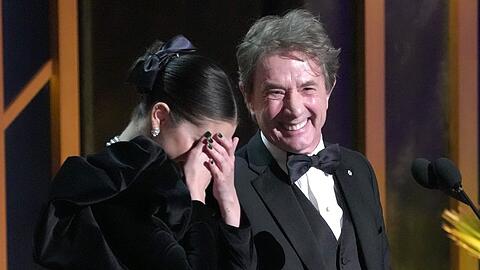 Selena Gomez kam barfuß auf die Bühne der SAG Awards, was nicht nur Martin Short amüsierte.