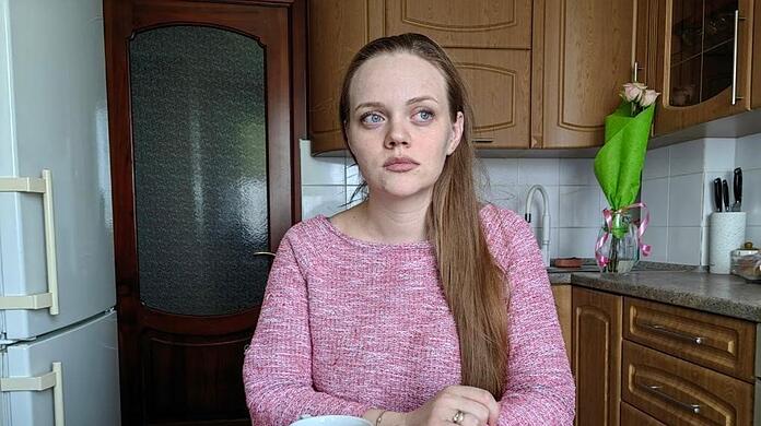 Nachdenklicher Blick, das Handy griffbereit: Dieses Bild von sich hat Marianna Wischemirskaja der AZ aus ihrem Versteck geschickt.