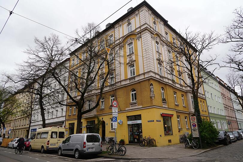 Unten im Eck führt Katrin Göbel mit einer anderen Bewohnerin den Geschenke-Laden Kokolores. Als sie einzog, war sie noch Auszubildende.