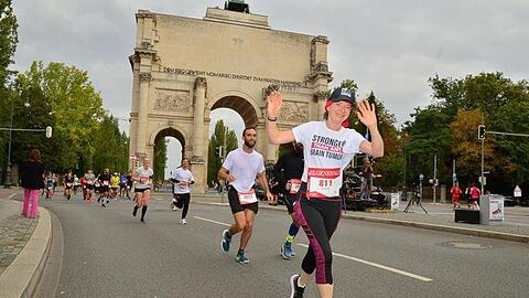 Angela Albrecht (r.) läuft bei ihrer Marathon-Teilnahme in München am Siegestor vorbei.