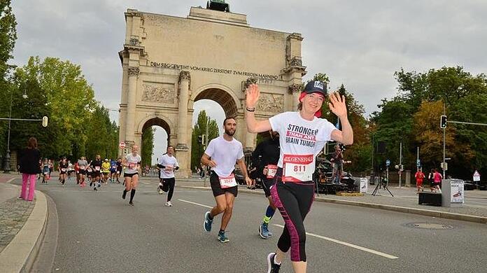 Angela Albrecht (r.) läuft bei ihrer Marathon-Teilnahme in München am Siegestor vorbei.