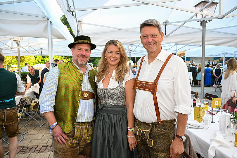 v.l. Andreas Maisberger (GF-Verein Münchner Brauereien E.V., Peter Reichert und Franziska Kohlpaintner 
Kocherlball im Englischen Garten in München am 21.07.2024