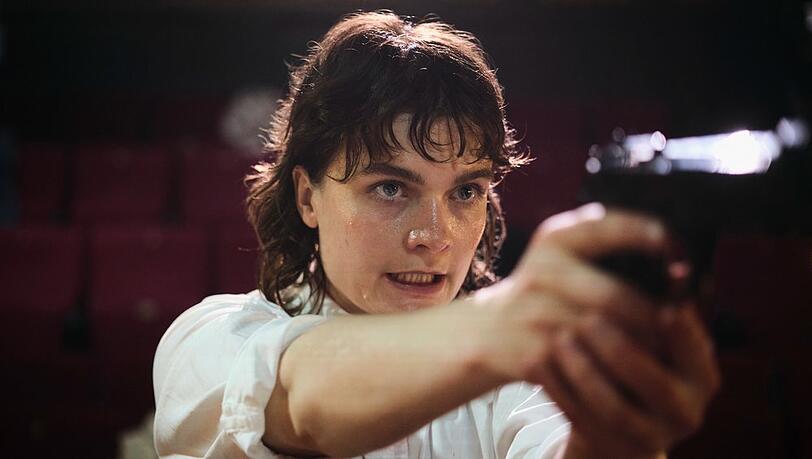"Tatort: Verblendung": Karin Urbanski (Anna Schimrigk) schreckt nicht davor zurück, ihre Waffe gegen die Geiseln einzusetzen.