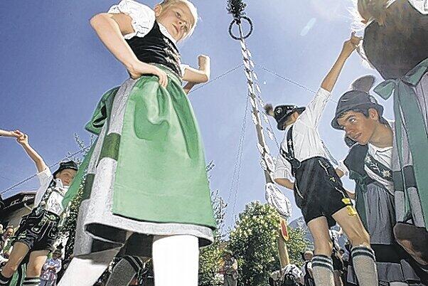 Auf geht&rsquo;s zum Maitanz: Überall in der Stadt wird der Wonnemonat gebührend gefeiert.