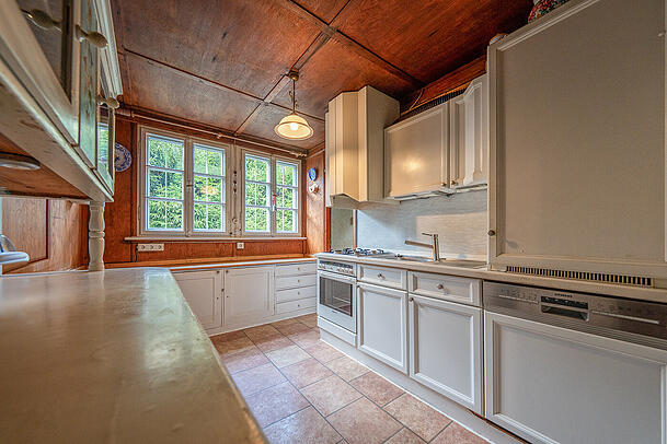 Eine K&uuml;che in Wei&szlig;: Das Haus ist nicht nur ein Zeitzeuge, sondern tats&auml;chlich auch bewohnbar.