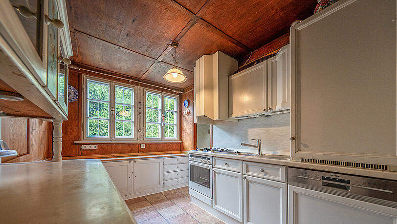 Eine K&uuml;che in Wei&szlig;: Das Haus ist nicht nur ein Zeitzeuge, sondern tats&auml;chlich auch bewohnbar.