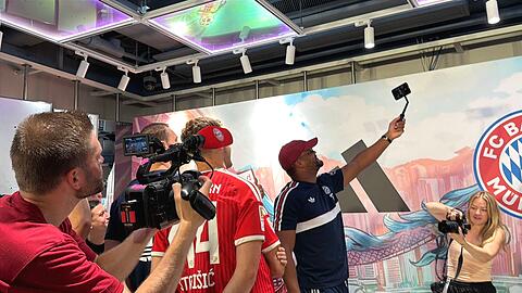 Bayern-Coach Kompany macht ein Selfie von sich und seinen Spielern.