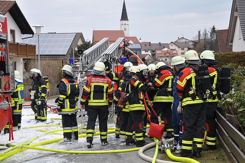 Großeinsatz für die Feuerwehr: Das Einfamilienhaus in Falkenberg wurde völlig zerstört.