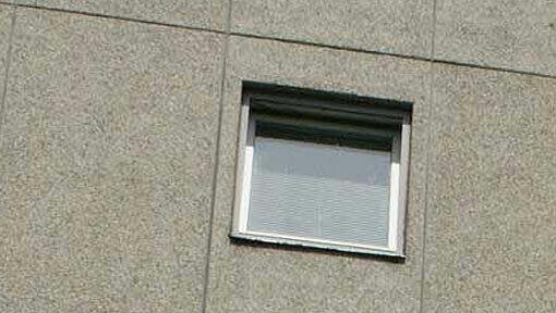 Aus einem Fenster einer Wohnanlage in Neuperlach ist die Frau gestürzt (Symbolbild) Aus einem Fenster einer Wohnanlage in Neuperlach ist die Frau gestürzt (Symbolbild)