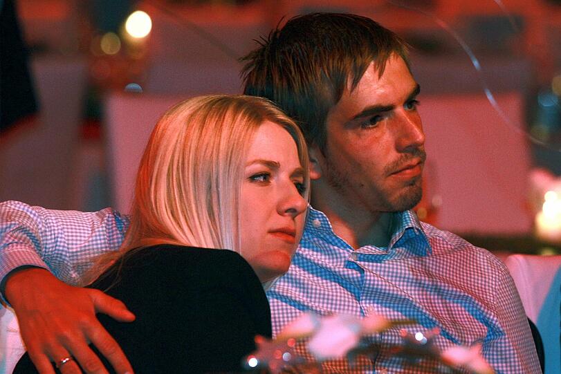 Fassungslosigkeit, Niedergeschlagenheit, Leere - wie hier in den Blicken von Philipp Lahm und seiner Frau Claudia.