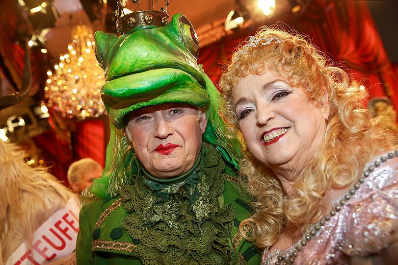 Aber nicht nur Söder überzeugt mit kreativer Verkleidung: Auch der ehemalige bayerische Ministerpräsident Günther Beckstein fällt auf. Mit seine "Prinzessin" Marga posiert er als "Fröschkönig" für die Kamera bei Franken-Fasching.