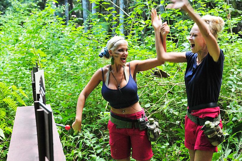 Schatzsuche 3. Sophia Wollersheim (l.) und Jenny Elvers treten zur Schatzsuche "Gib mir Tiernamen" an. Sie müssen jedem Dschungel-Star das passende Tier zuordnen. Den Schlüssel zur Schatztruhe bekommen sie nur dann, wenn sie die Fotos genauso zuordnen, wie die anderen Stars im Camp. Dazu haben die beiden nur drei Versuche. Sie haben Glück und können im dritten Versuch die Fotos genauso zuordnen wie die Stars im Camp und bekommen den Schlüssel zur Schatztruhe.