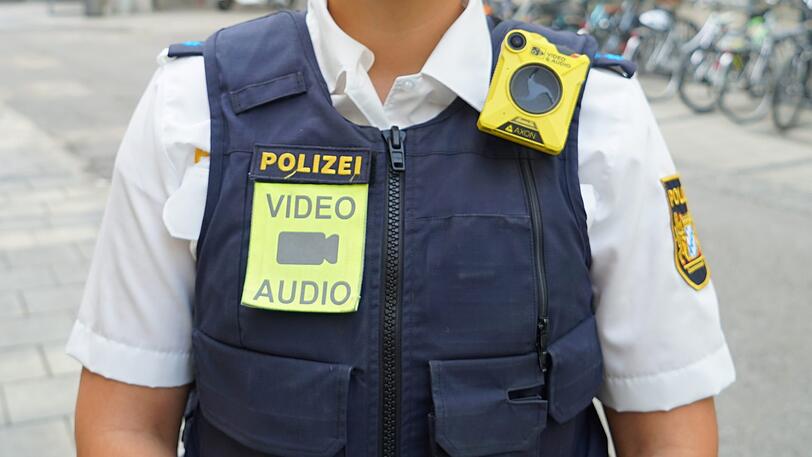 Die Body-Cam kann weiter aufzeichnen, während eine Aufnahme wiedergegeben wird.
