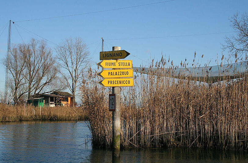 Wegweiser durch die Wasserstraßen: Von Triest bis nach Venedig kann man auch über Kanäle und Lagunen per Schiff fahren.