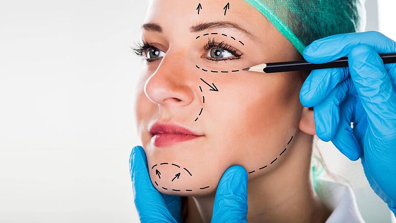 Lidstraffungen, Nasen-OPs, aber vor allem die Nachfrage nach Facelifts ist derzeit durch Corona und Maskenpflicht so groß wie nie.