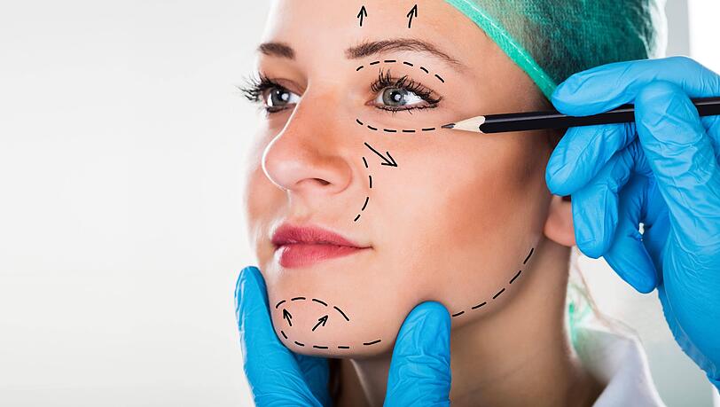 Lidstraffungen, Nasen-OPs, aber vor allem die Nachfrage nach Facelifts ist derzeit durch Corona und Maskenpflicht so groß wie nie. Lidstraffungen, Nasen-OPs, aber vor allem die Nachfrage nach Facelifts ist derzeit durch Corona und Maskenpflicht so groß wie nie.