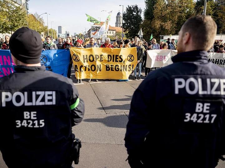 Polizeibeamte beobachten in Berlin eine Blockade der Bewegung "Extinction Rebellion".