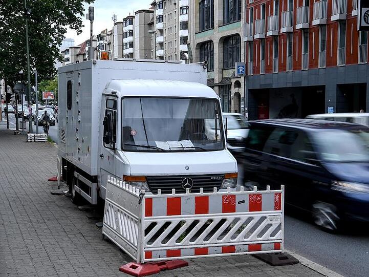 Eine NO2-Messstelle misst die Luftqualität an der Leipziger Straße in Berlin.