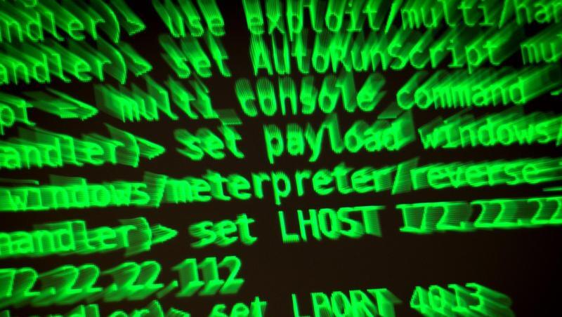 Buchstaben und Zahlen leuchten auf einem Bildschirm, auf dem ein Hackerwerkzeug läuft. Buchstaben und Zahlen leuchten auf einem Bildschirm, auf dem ein Hackerwerkzeug läuft.
