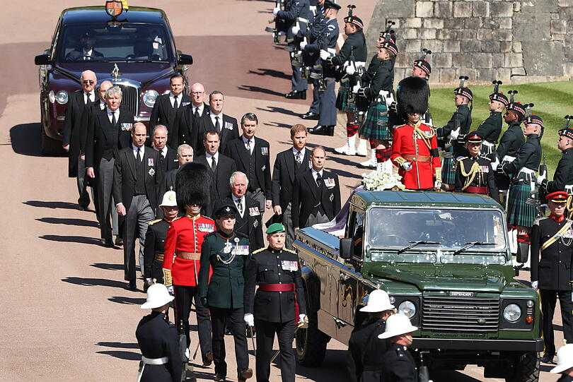 Der Trauerzug hinter dem Sarg von Prinz Philip, der auf dem Land Rover liegt.