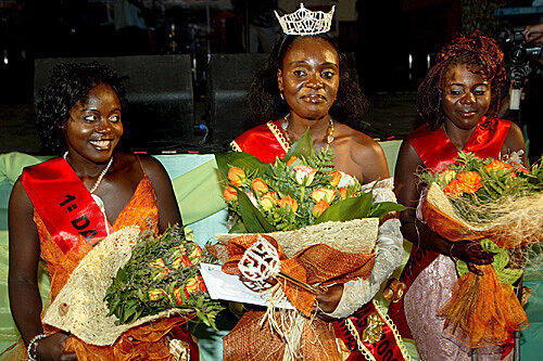 Die Gewinnerinnen der Miss Landmine-Wahl.